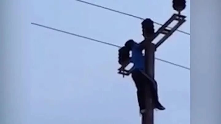 Парень на масленице упал со столба. Электрик падает со столба. Масленичный столб страховка. Мужик падает со столба на масленице. Мужчина упал со столба на гуляниях.