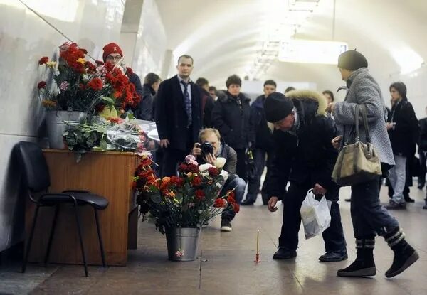 Теракт в москве день траура. Террористический акт в Московском метро. Теракты на станциях метро "Лубянка" и "парк культуры" в 2010 году.