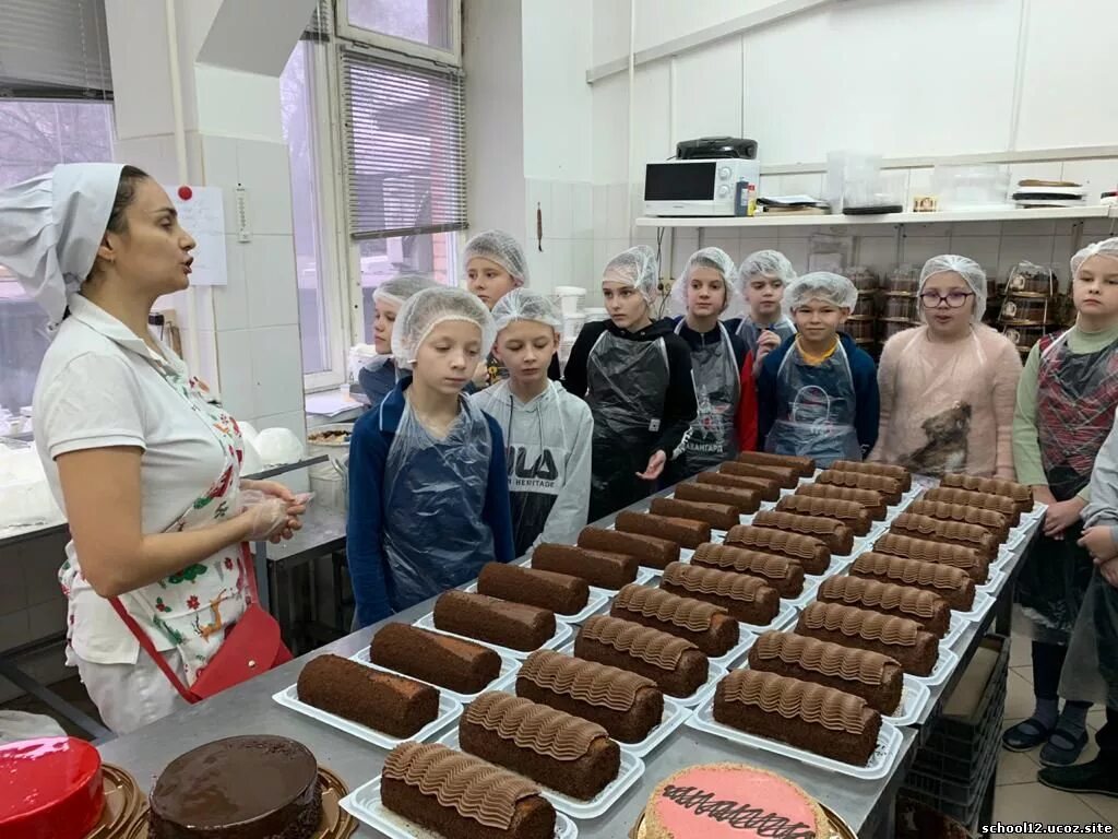 Экскурсия на фабрику тортов. Кондитерский завод. Школа 1507 москва. Пекарь кондитерская фабрика. Хлебокомбинат московский пекарь.