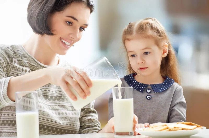 Мама молока пить. Мама наливает молоко. Молоко для детей. Семья пьет молоко. Ребенок пьет молоко.