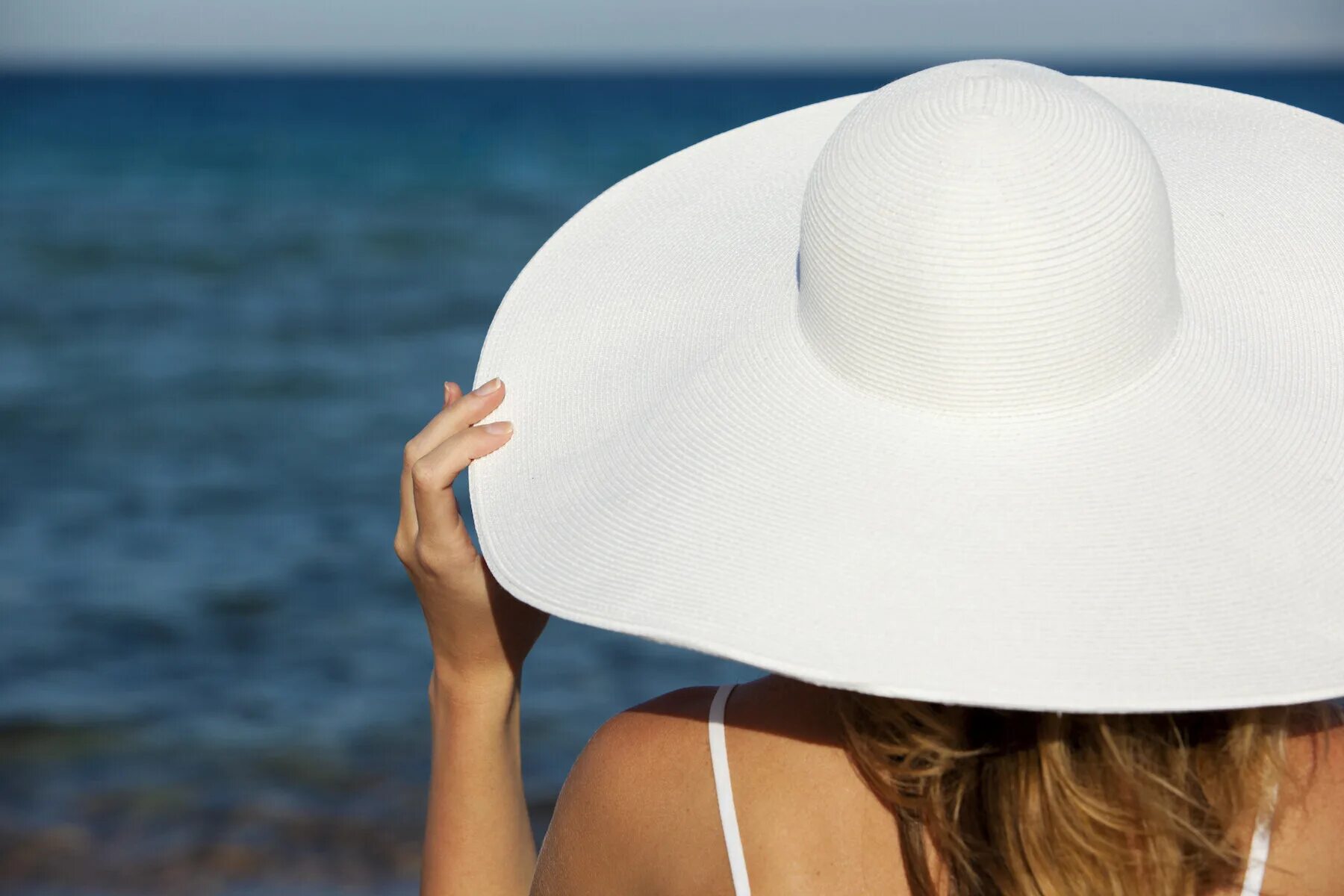 Пляжная шляпа. Шляпа на море. Девушка в шляпе. Девушка в шляпе на море. Шляпа на воде