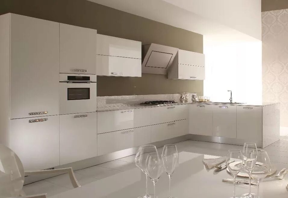 Стильные кухонные гарнитуры. Черная кухня стразы. Фасады для кухни с блестками. Кухня со стеклом. Кухню со стразами.