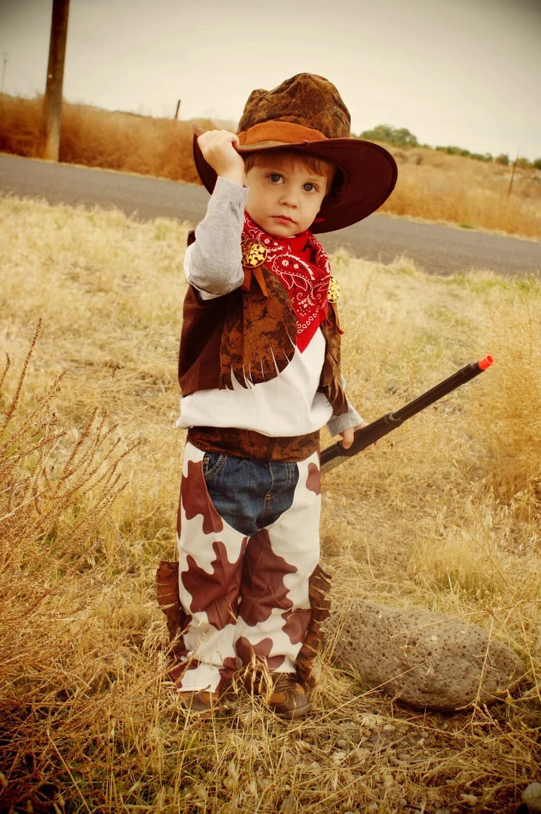 Детская одежда в ковбойском стиле. Ковбойский стиль для мальчика. Ковбойский образ детский. Маленький ковбой.