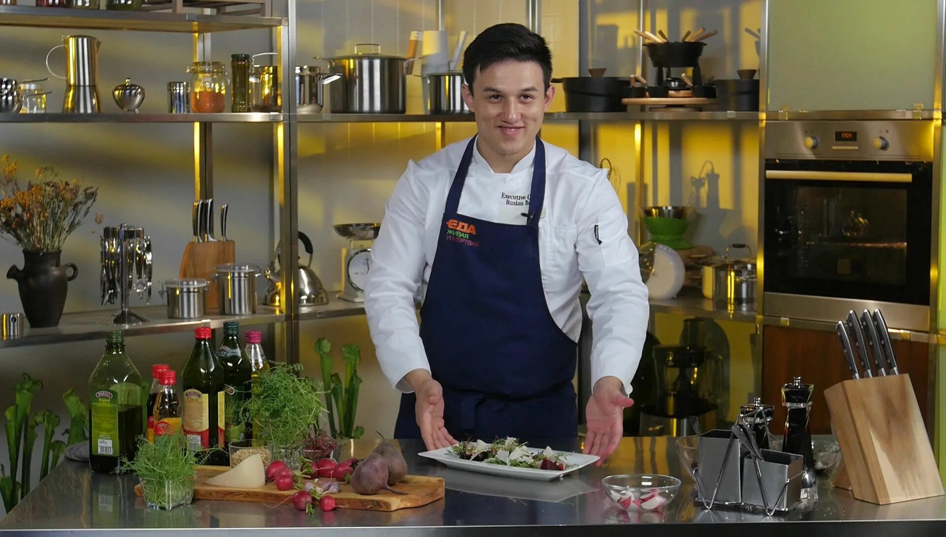 Кухня ресторана. Шеф повар грузинского ресторана. Повар грузин. Шеф повар ресторана хмели сунели. Повар холодного цеха.