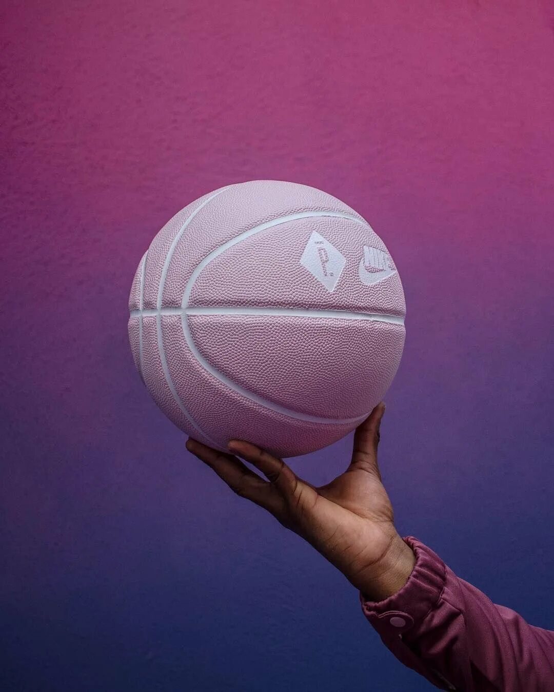 Бол личный. Розовый мяч Nike баскетбольный. Баскетбольный мяч найк фиолетовый. Баскетбольный мяч найк розовый.