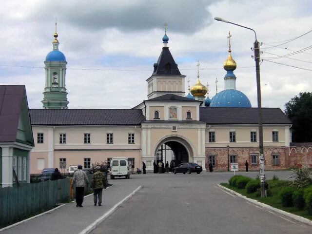 введенский ставропигиальный мужской монастырь оптина пустынь. оптина пустынь монастырь вид из космоса. оптина пустынь фото. оптинское подворье в санкт-петербурге трансляция. колокольный звон оптина пустынь.