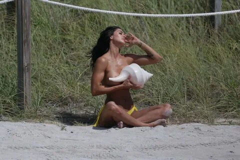 Hope Howard Sexy & Topless (23 Photos) .