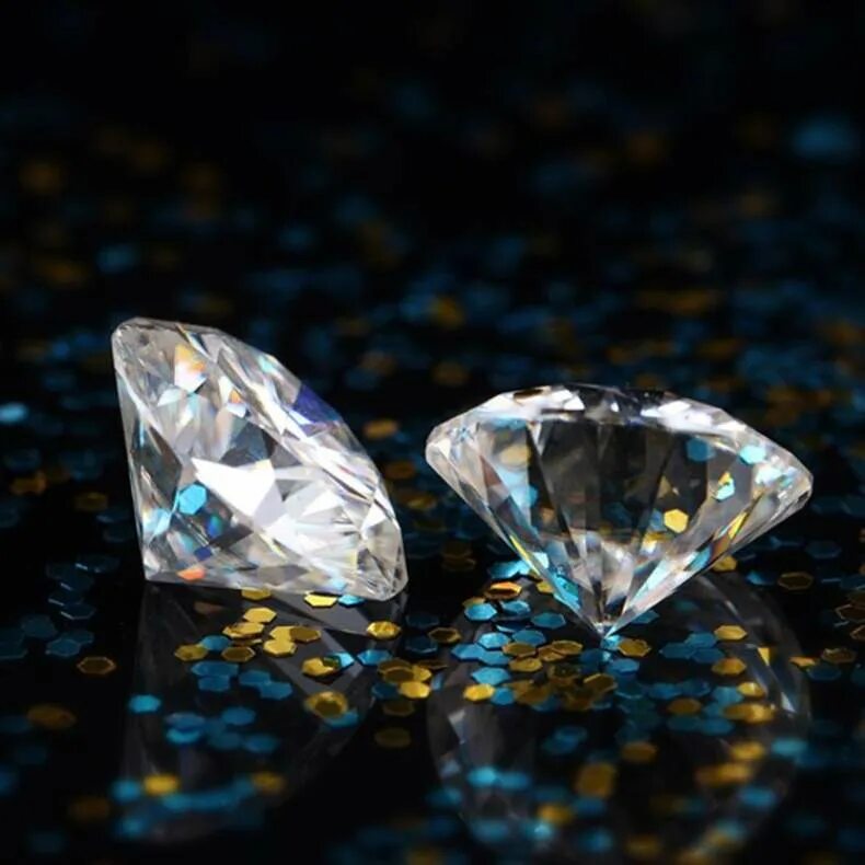 С цветными бриллиантами first class diamonds. Камень Муассанит 1 карат. Ювелирный камень Муассанит. Бриллианты Эстетика. Россыпь драгоценных камней.