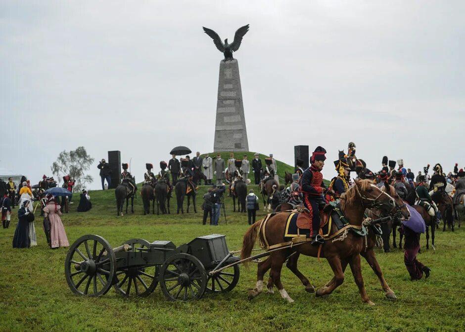 Дохтуров 1812. Можайск 1812 год. Памятник бородинскому сражению 1812. Битва под можайском 1812. Бородинская битва гравюра.