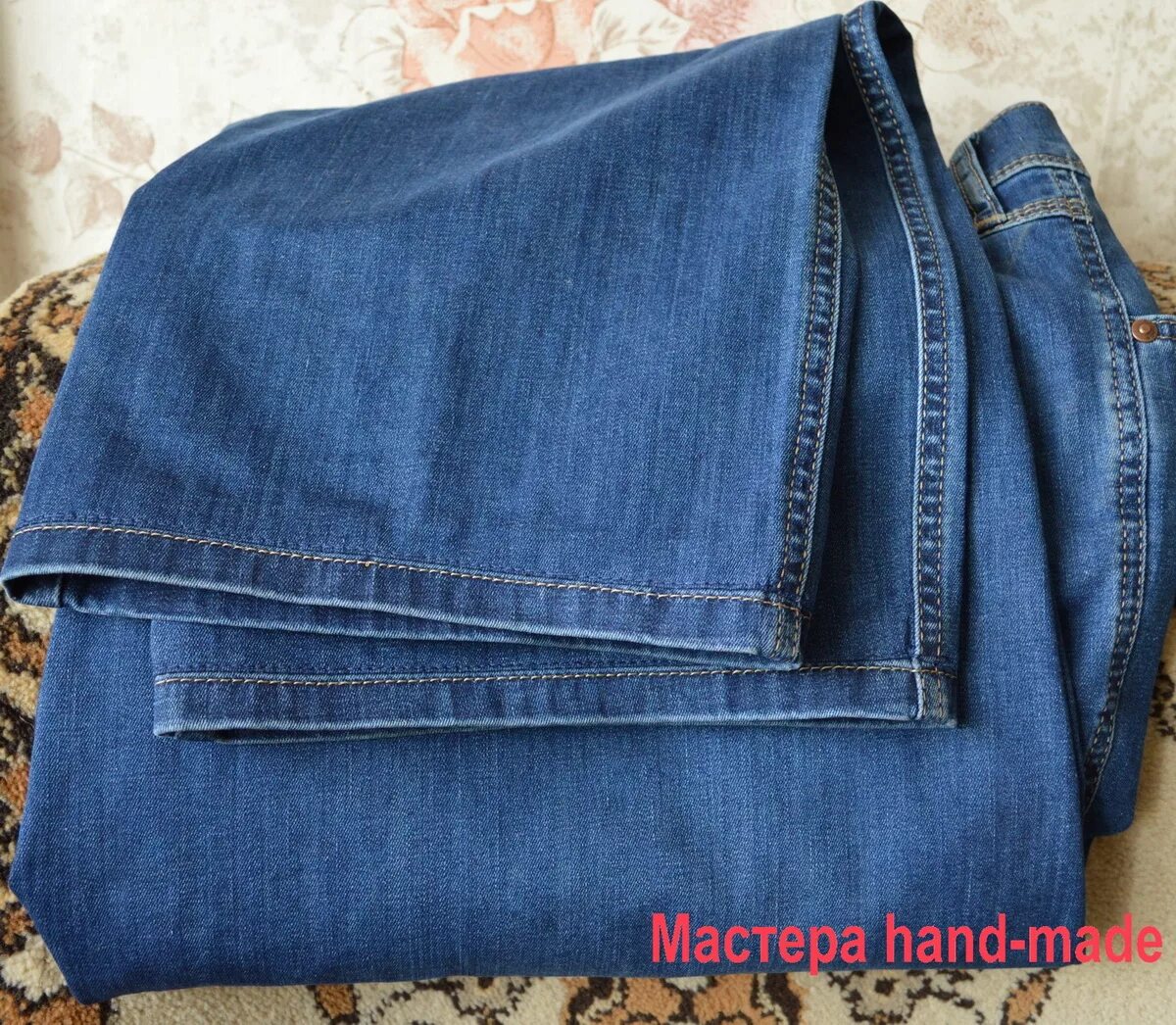 Подгиб джинсов с сохранением шва. Подгибка низа джинс. Джинсы подгибка вручную. Подгиб джинсов с сохранением. Подрубить джинсы с сохранением фабричного.