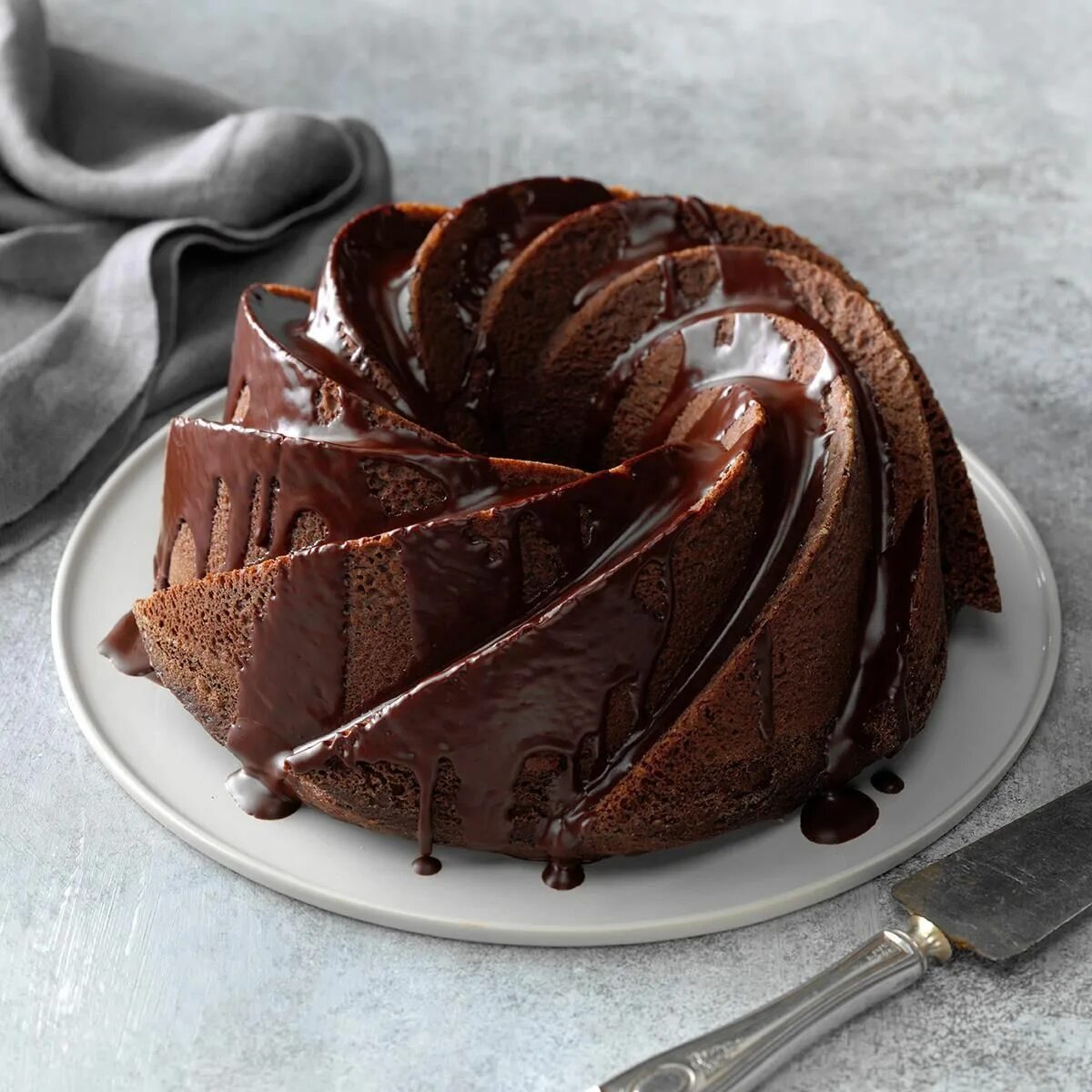 Ну шоколадом. Шоколадный торт. Украшение торта шоколадной стружкой. Декор торта с шоколадной стружкой. Шоколадная стружка для украшения.