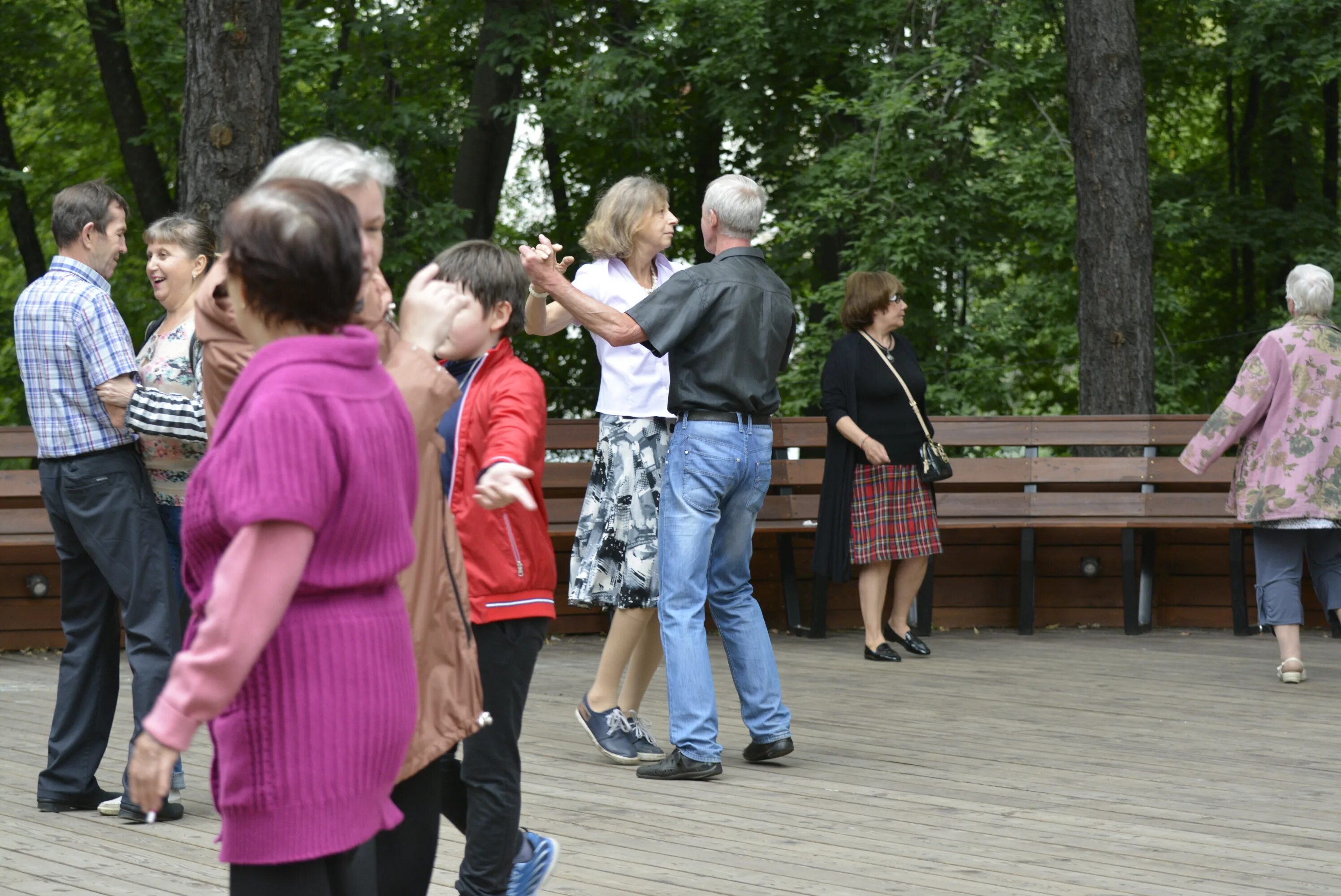 Танцевальная площадка Бабушкинский парк. Танцы в Бабушкинском парке. В Бабушкинском парке танцы ретро. Ретро танцы в Бабушкинском парке 2016 год.