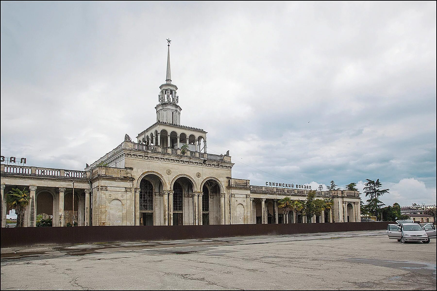 Петербург сухуми. Железнодорожный вокзал Сухум. ЖД вокзал Сухум Абхазия. ЖД вокзал в Сухуми. ЖД станция Сухум Абхазия.