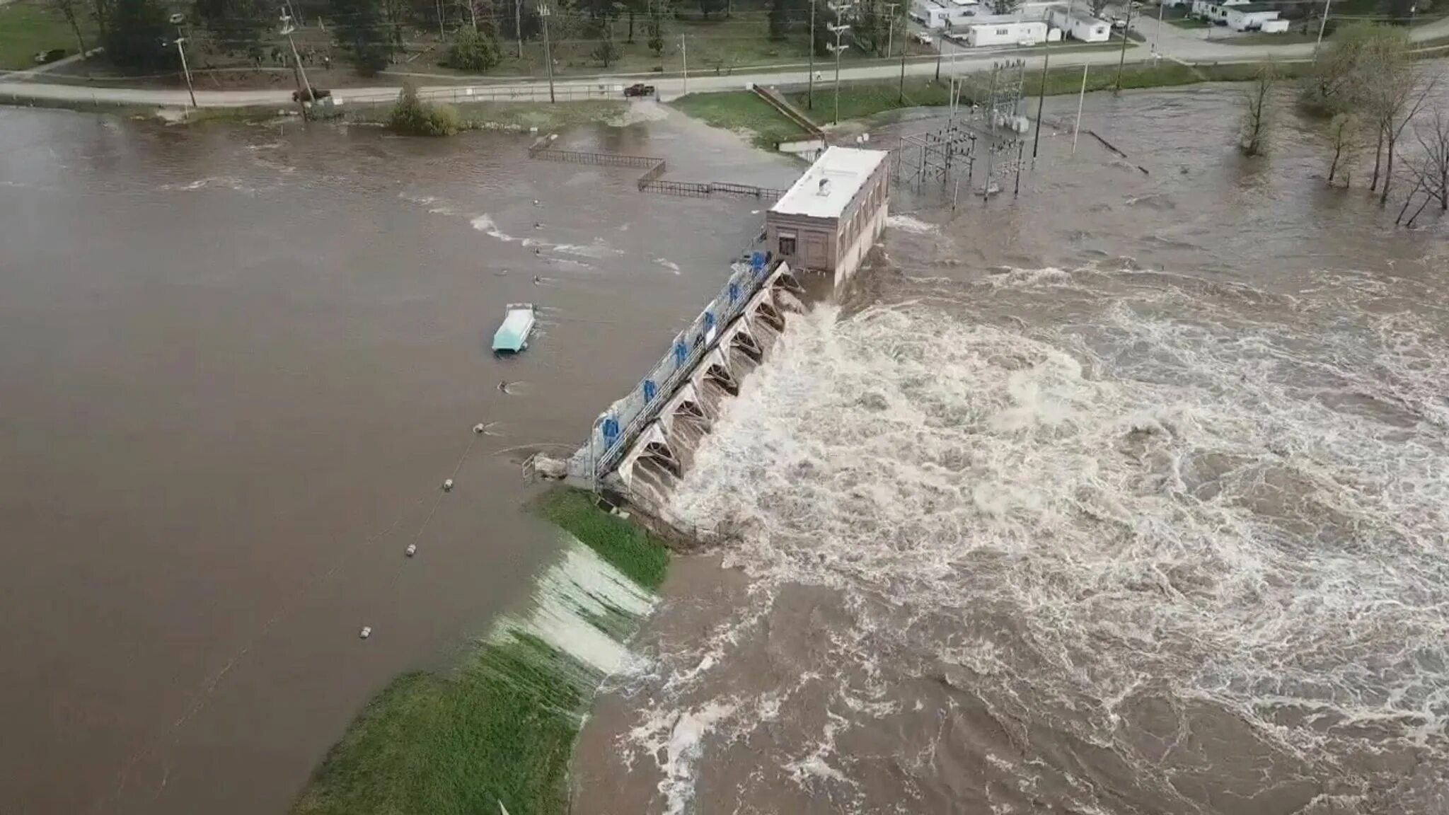 Люди перегородили реку большой плотиной вода. Мичиган прорыв плотины. Прорыв дамбы Хуанхэ. Наводнение прорыв плотин. Прорыв плотины Тирлянского водохранилища.