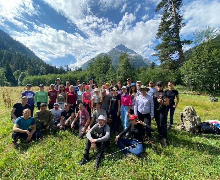 Каникулы в горном. Каникулы горного режима. Каникулы в горном. Идти на пляж. Семейный поход в горы.