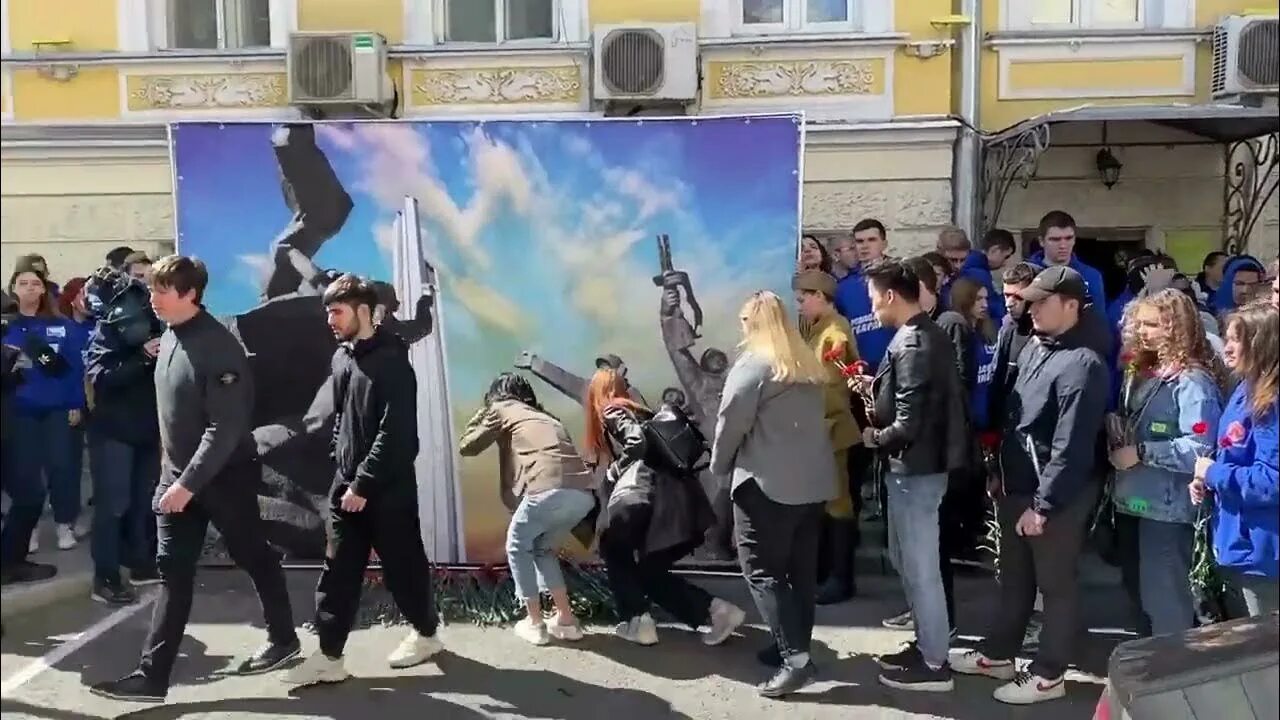 В риге запретили нести цветы. Посольство Латвии в Москве. Жители Москвы. Цветы у посольства Латвии. Флешмоб у латвийского посольства в Москве.