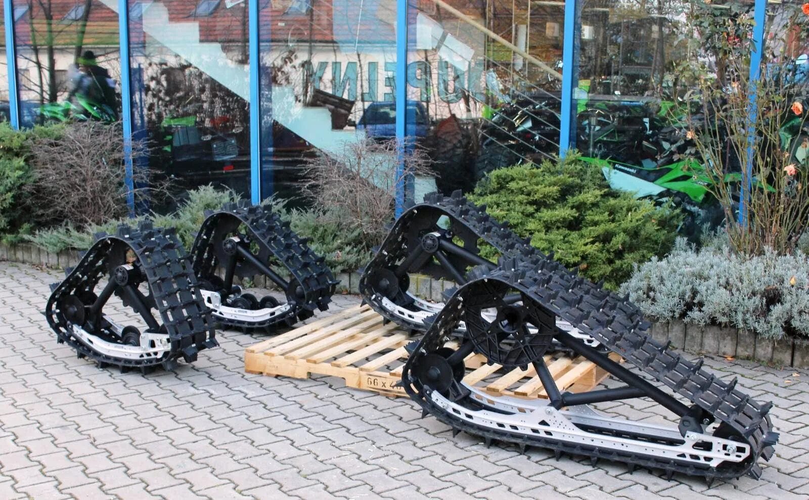 Apache track. Гусеницы brp apache backcountry track 715003042. brp 610 гусеница. квадроцикл апачи 200 на гусеницах. гусеница брп саммит 154.