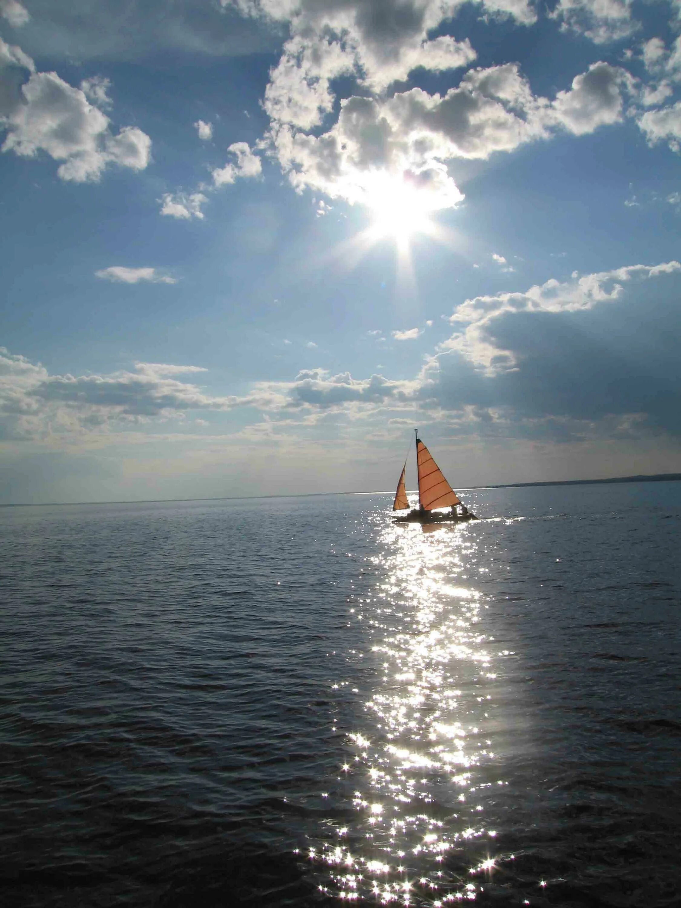 Вдали плывет. Море Парус. Парусник в море. Парусник вдали. Парусник вдалеке.