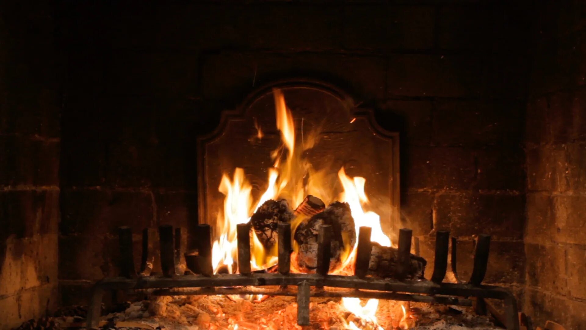 камин фон. камин обои. заставка камин. живой горящий камин. поставь на заставку горящий камин.