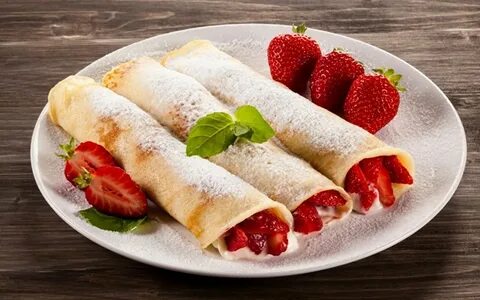 Блинчики с творогом и клубникой