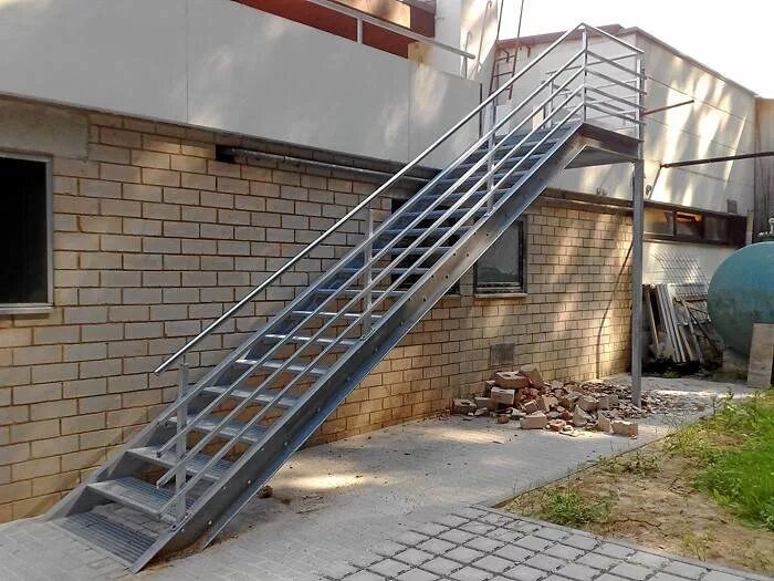 Наружная лестница. Наружная металлическая лестница. Лестница внешняя металлическая. Лестница металлическая уличная.