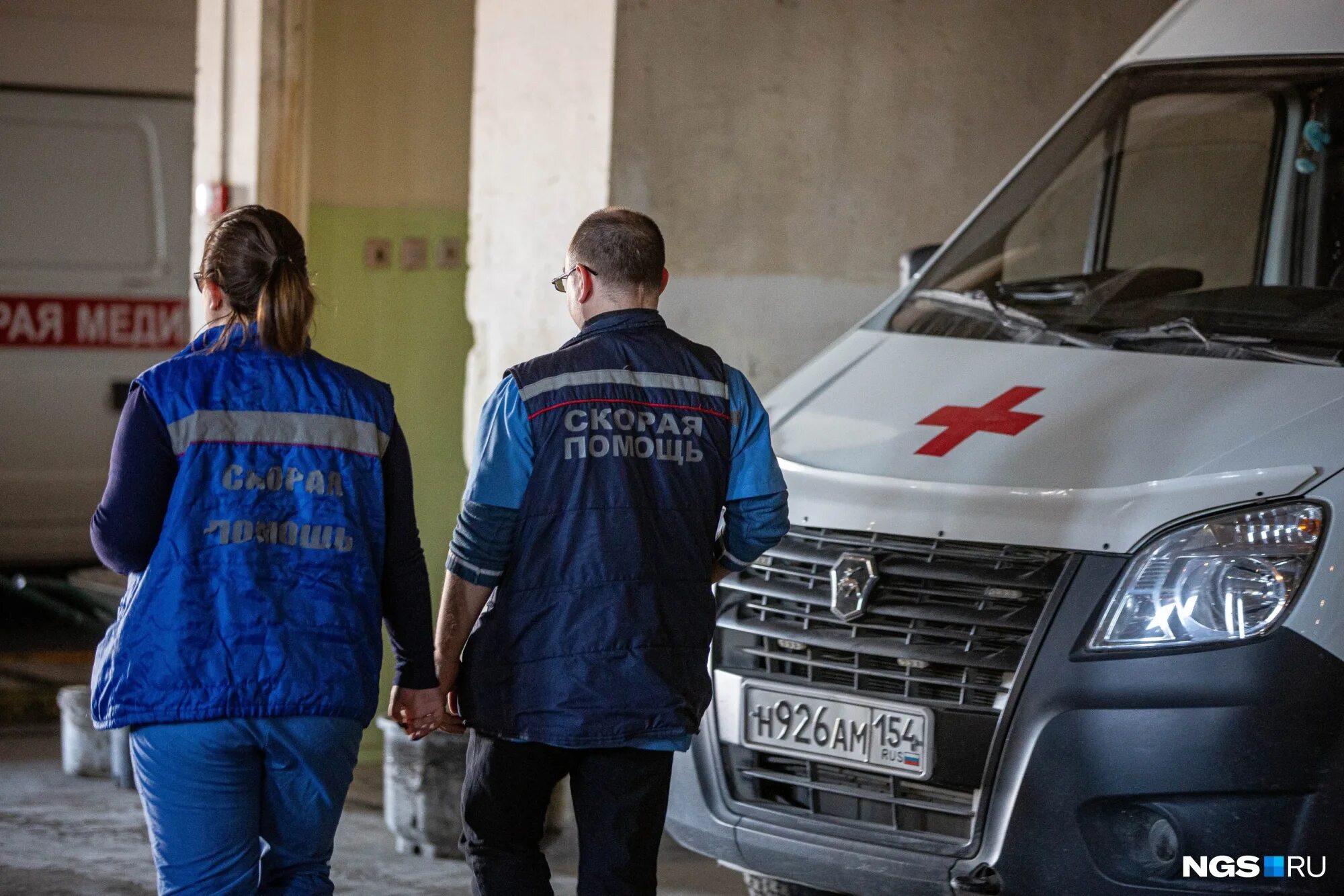 Машины скорой помощи новосибирск. Больница скорой помощи новосибирск. Новосибирская станция скорой помощи. Врач скорой помощи новосибирск. Станция скорой медицинской помощи новосибирск.