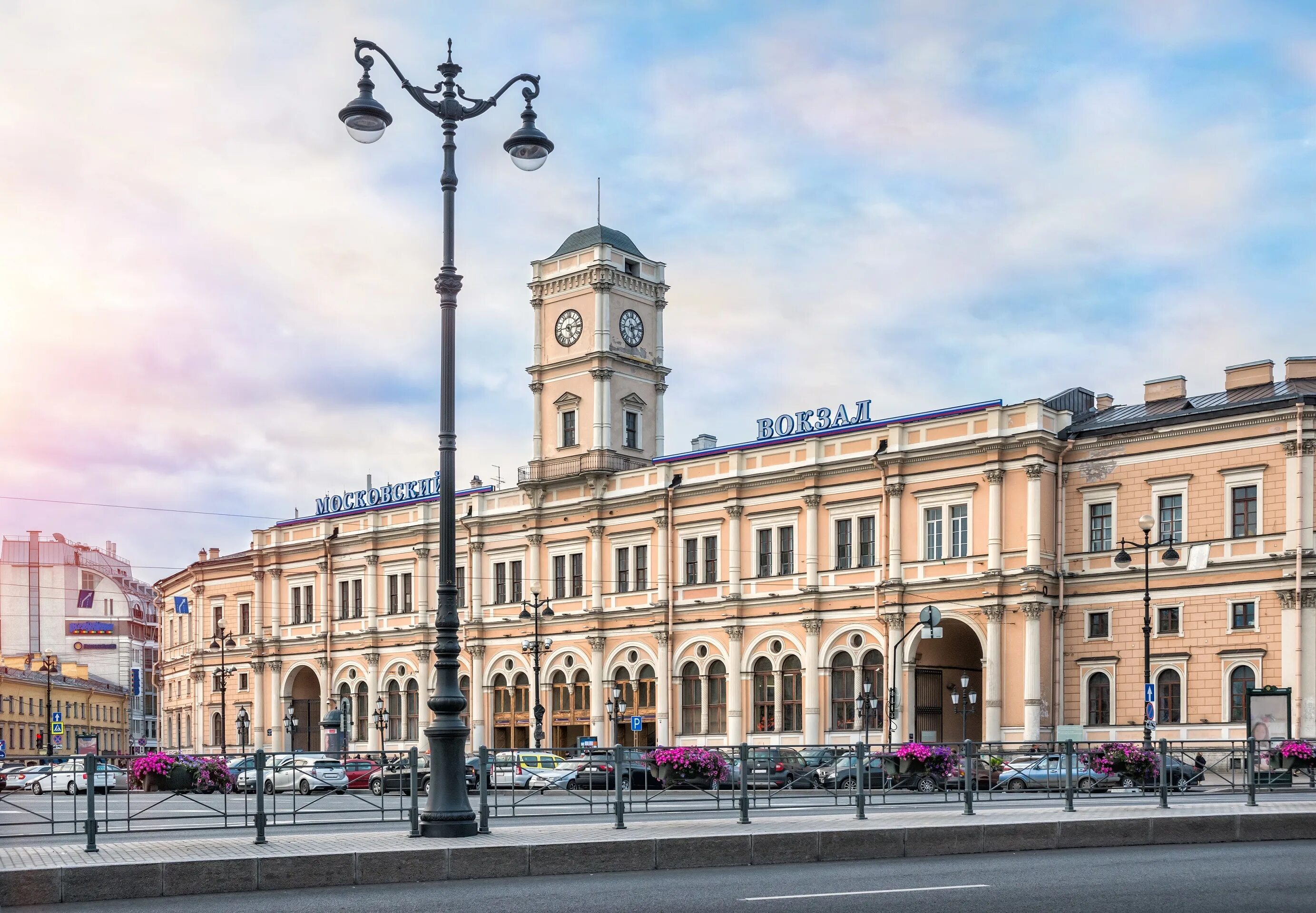 Московский вокзал спб где. Московский ЖД вокзал Санкт-Петербург. Московский вокзал Санкт-Петербург Архитектор. Тон Московский вокзал в Петербурге. Николаевский (ныне Московский) вокзал Санкт-Петербурга..