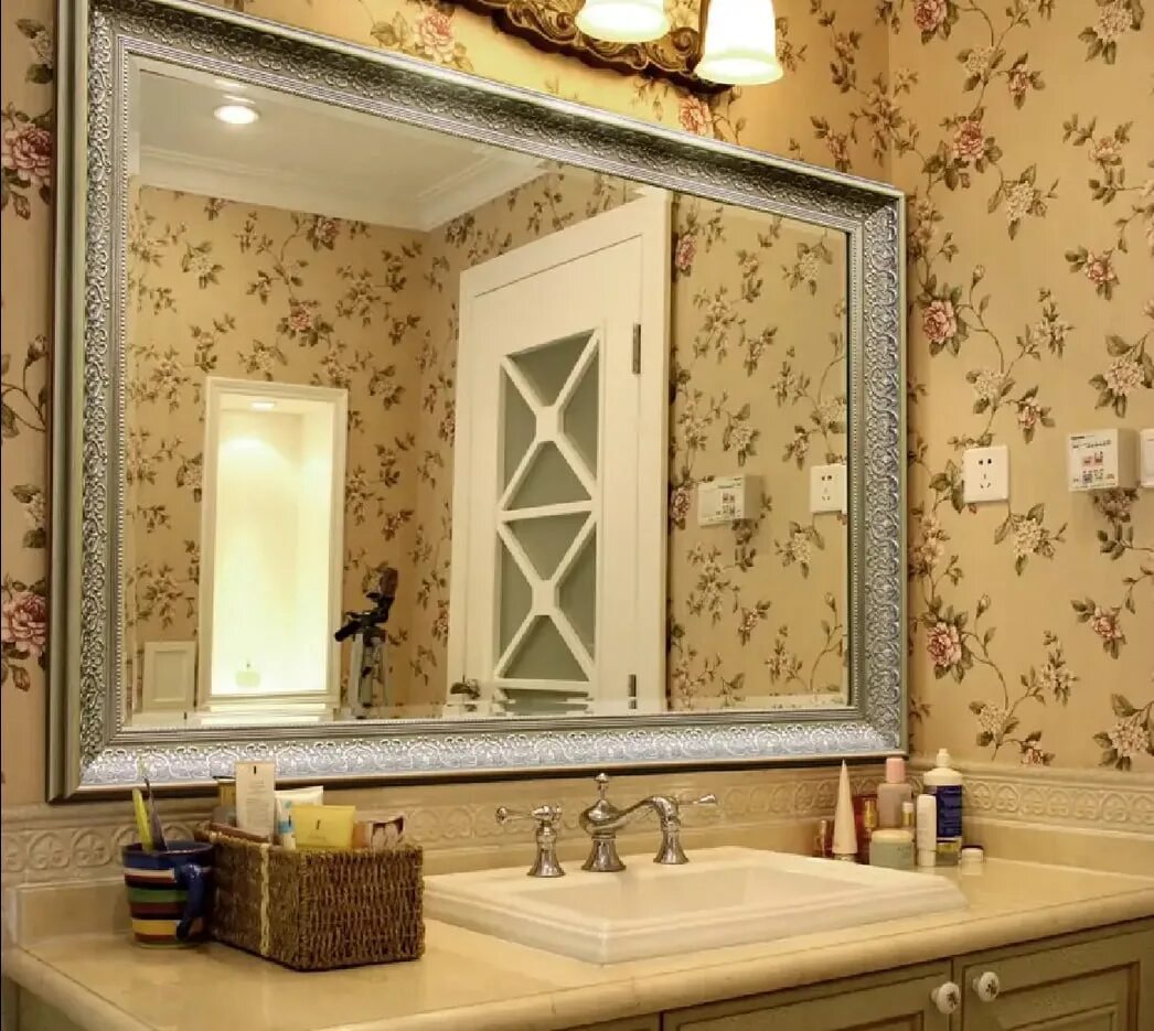 Зеркало в рамке в ванную. Красивые зеркала в ванную. Зеркало в багете для ванной комнаты. Зеркало в багете в интерьере. Зеркала в ванную комнату с багетом.