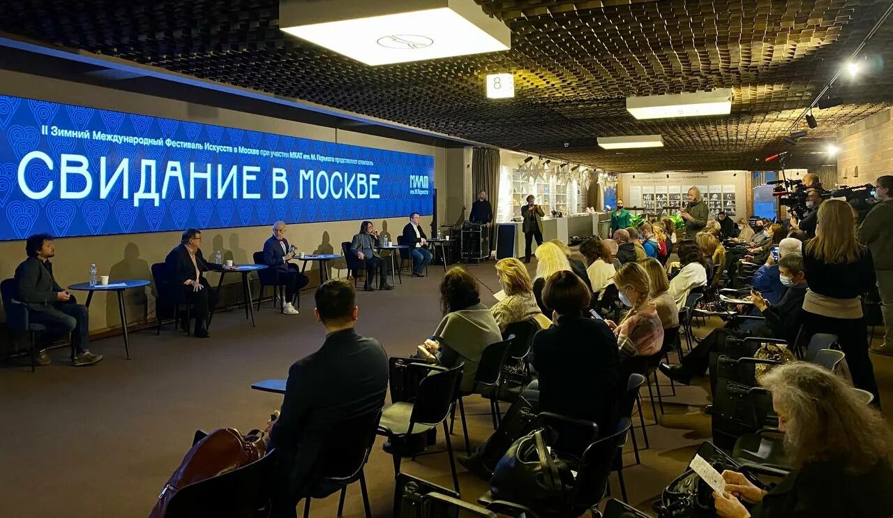 премьер конференции. финансовая конференция. конфеь. пресс-конференция журналисты. премьер конференции.