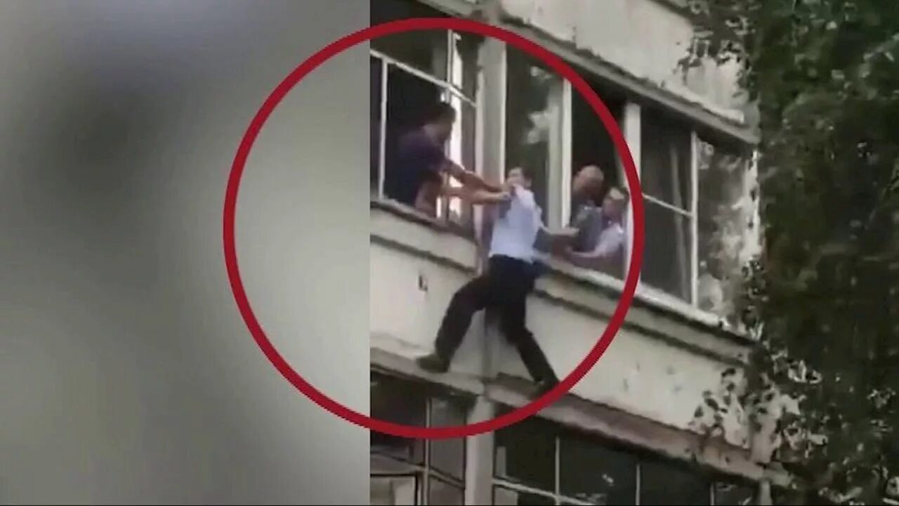 Парень спас детей