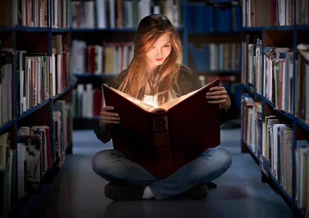 Читатель недавно. 9 Августа день книголюбов. Чтение книг. Девушка с книгой. Фотосессия в библиотеке.