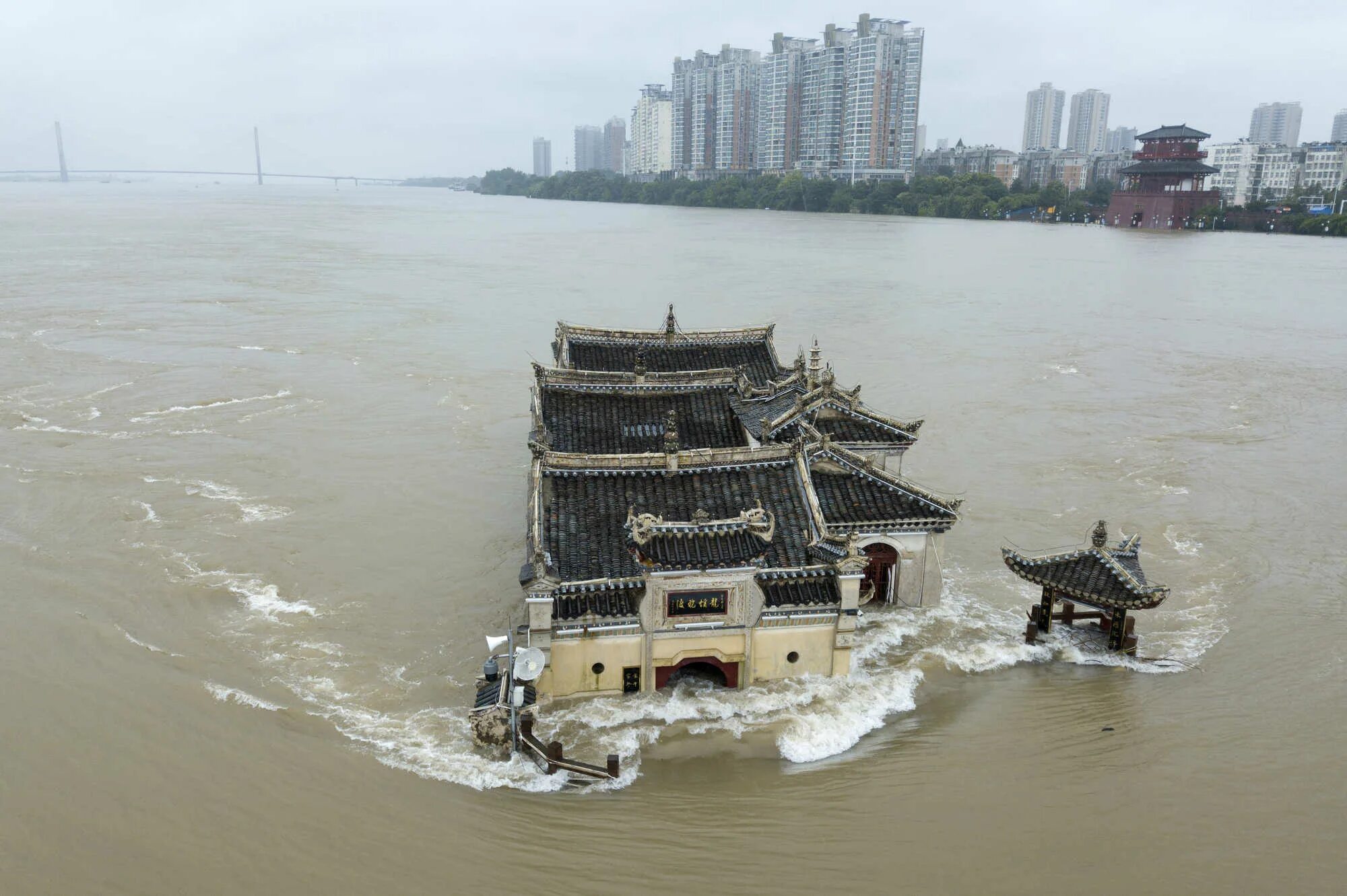Какое наводнение в китае. Чжэнчжоу наводнение. Наводнение в Хэнань. Наводнение Янцзы. Китай наводнение Янцзы.