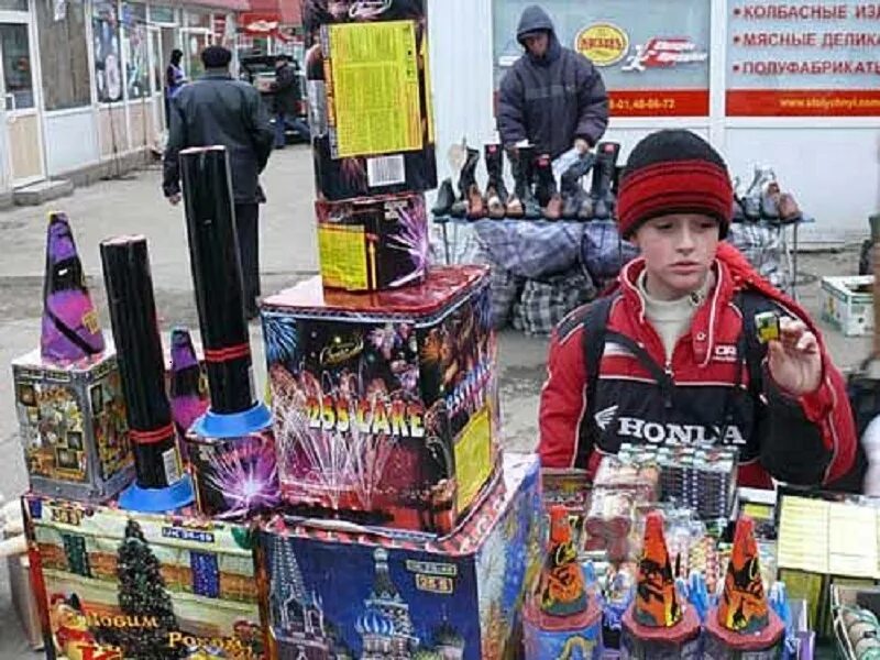где продают пиротехнику. что продавать в магазине бомбочек. пенза петарды. пиротехника в магазине на полке. где продают пиротехнику.