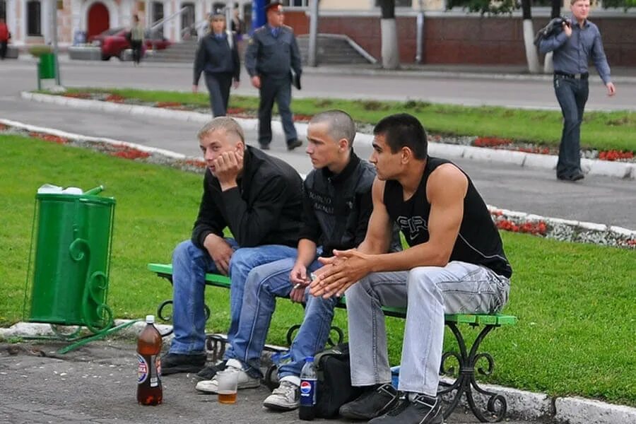 Распитие спиртных напитков в общественных местах пример. Люди в общественных местах. Молодежь с пивом. Подростки пьют на улице.