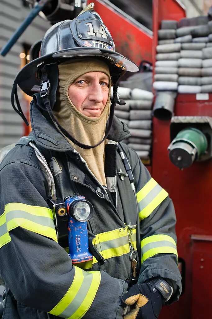 Как выглядит пожарник. Пожарные США. Пожарник США. Форма американских пожарных. Форма пожарного в Америке.