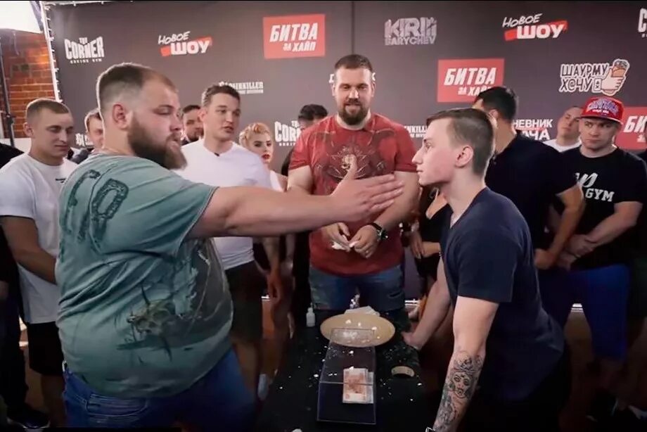 Пельмень против. Василий пельмень Камоцкий пощечины. Кирилл Сарычев каменные лица. Кирилл Сарычев пощечина. Каменные лица шоу Амирана.