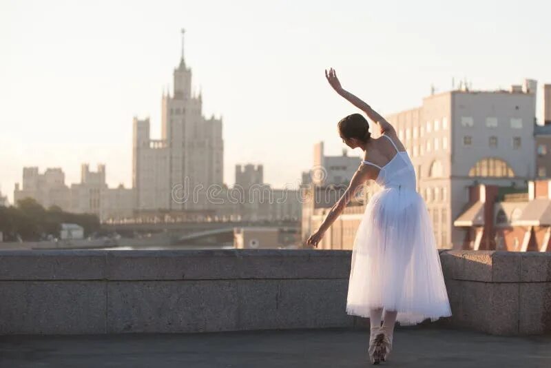 Балерина на фоне города. Балерина на улице. Шоу балет на свадьбу. Ballerina москва. Ballerina москва.