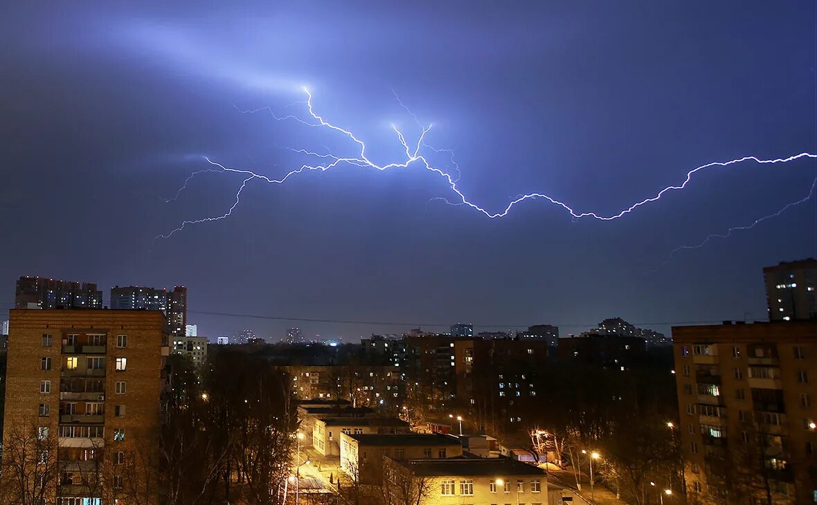 Москва идет гроза. Сильная гроза в москве. Гроза в москве 10. Молния в москве. Гроза в москве 2017.