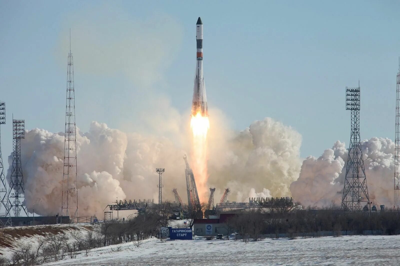 Ракета-носитель Союз-2.1б. Гагаринский старт на космодроме Байконур. Старт ракеты Роскосмос. Старт ракеты с Байконура.