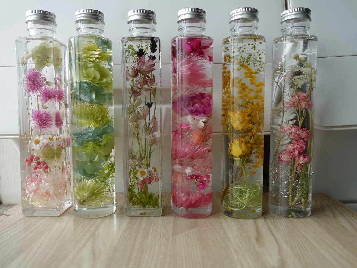 Цветы в глицерине. Цветы в глицерине мастер класс. Цветы в бутылке с глицерином. Сухие цветы в глицерине.