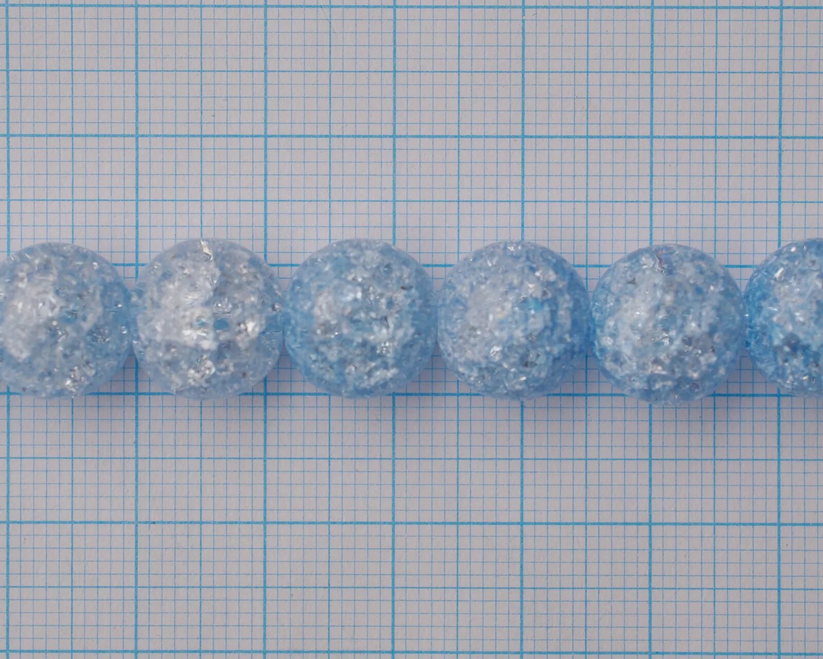 В коробке 5 синих бусинок. Сахарный кварц голубой. Сахарный кварц синий бывает. Сахарный кварц сине белый. Сахарный кварц голубой браслет.
