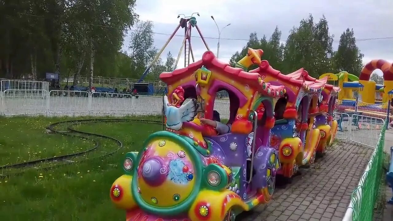 Урай аттракционы. Парк аттракционов южно сахалинск. Аттракционы урай. Парк культуры и отдыха урай. Карусели город урай.