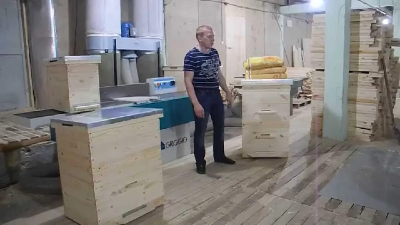 Саратовский пчеловод. Саратовский пчеловод. Пасечник пчеловод. Башкирский мёд. Пасечник на пасеке.