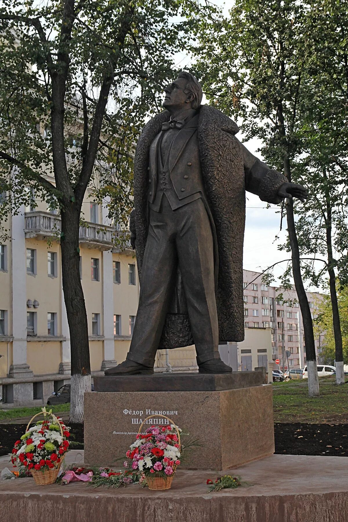 Памятники киров. Федор Шаляпин памятник. Памятник Шаляпину в городе Кирове. Памятник Шаляпина Театральная площадь. Памятник Федора Шаляпина в Москве.