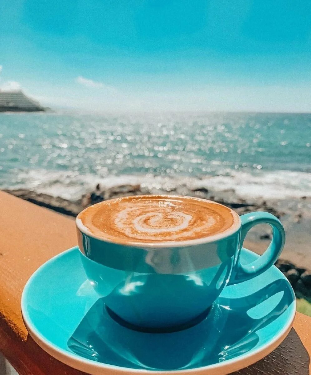 Картинки с добрым утром город. Доброе утро море. Чашка кофе на море. Кофе и море. Доброе утро море и кофе.
