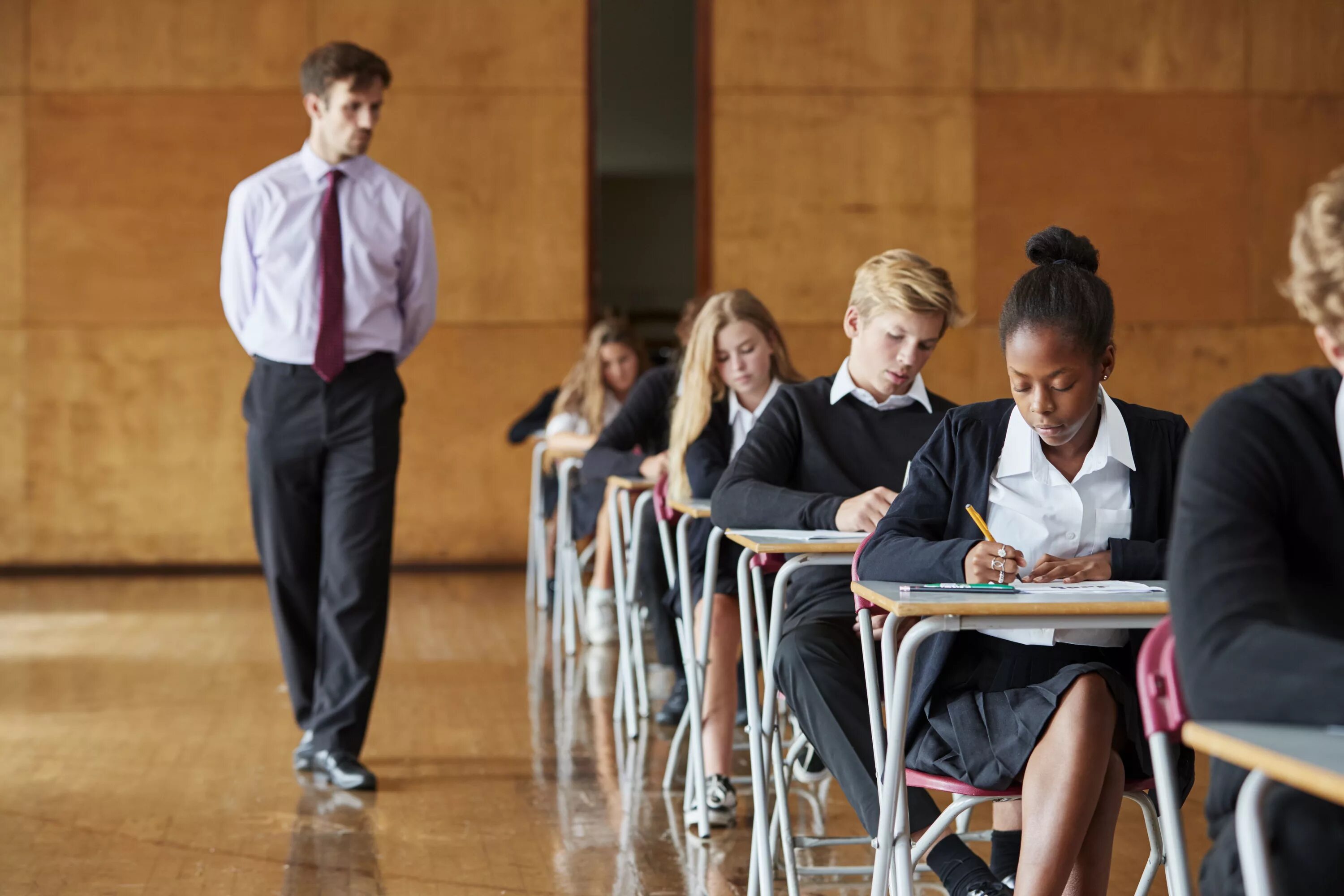 Главный человек в школе. Экзамен в Англии GCSE. Экзамены в английских школах. Люди в школе. Экзамены в школах Великобритании.