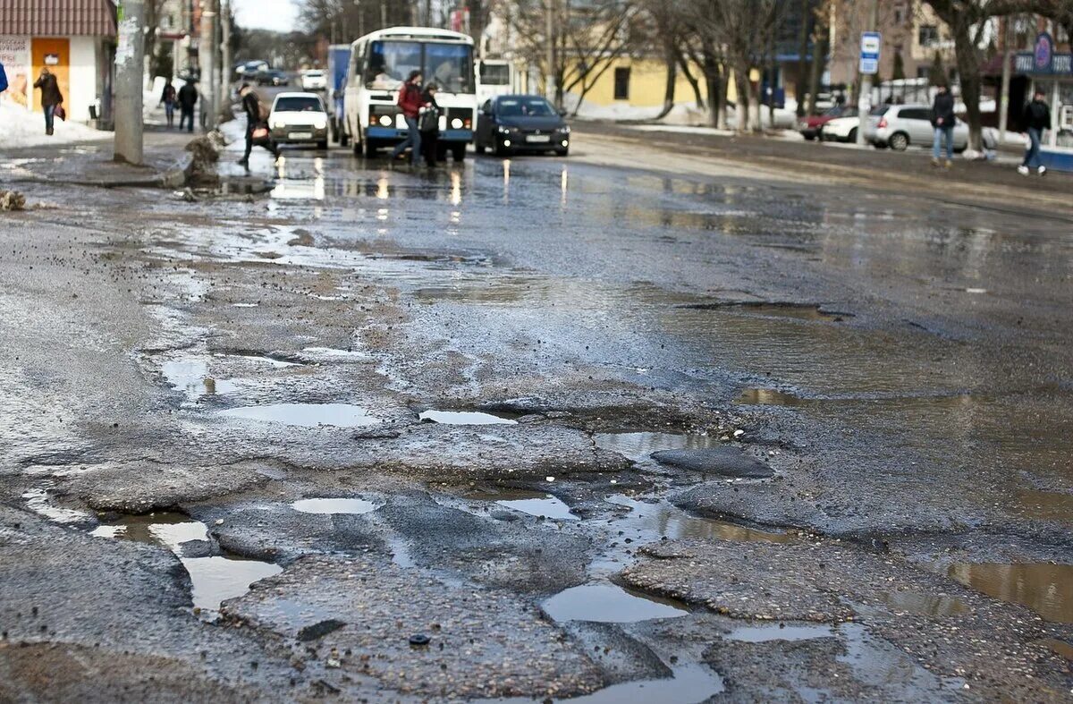 Дороги города владимира. Плохие дороги. Ямы город дорога. Разбитая дорога в городе. Разбитые дороги в городе.