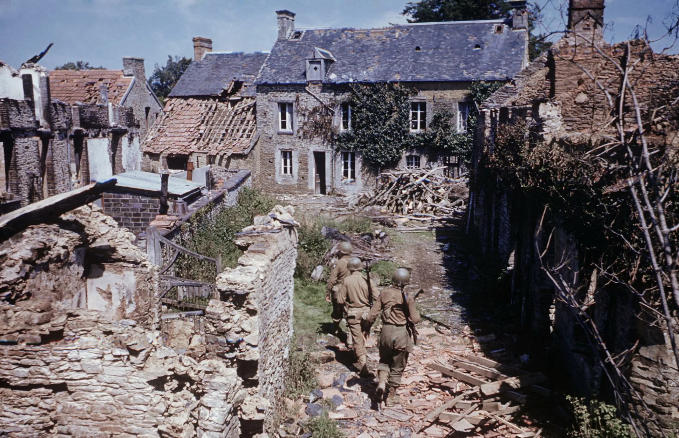 Мировая деревня. Нормандия 2 мировая. руины нормандии 1944. нормандия франция нормандские деревни. нормандия 1944 в цвете.
