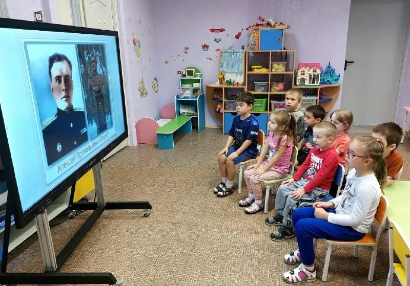 телеграм детские сады. телеграм детские сады. телеграм детские сады. дыти. ребёнок занимкеся аппликацией.