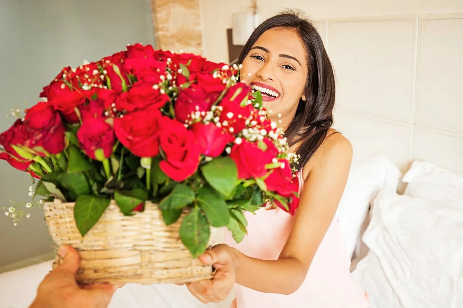Букет "женщине". Букет цветов для женщины. Девушка с букетом роз. Женщине дарят цветы.